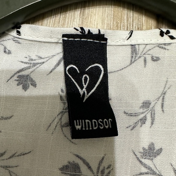 🛍️Windsor Cute short sleeve crop shirt with tied bottom side Small - Picture 8 of 9